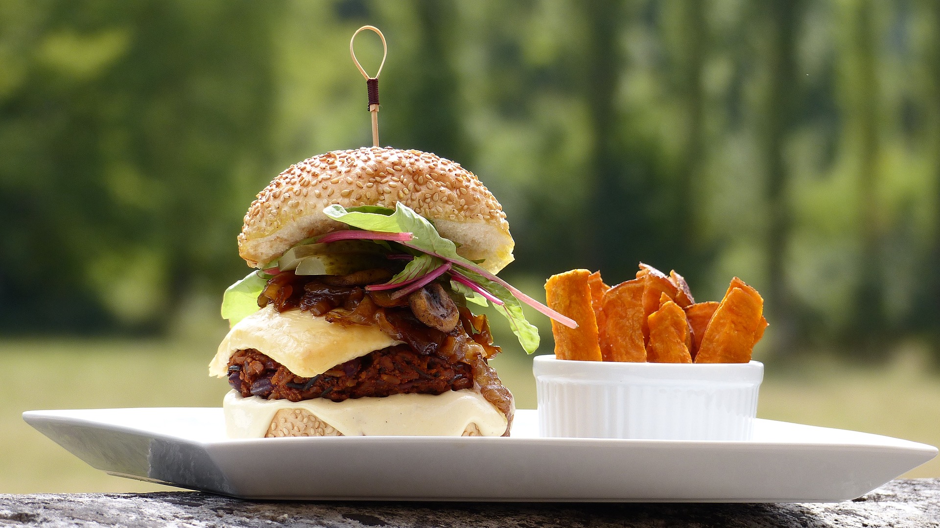 Burger King lança cachorro-quente de carne bovina e divulga com