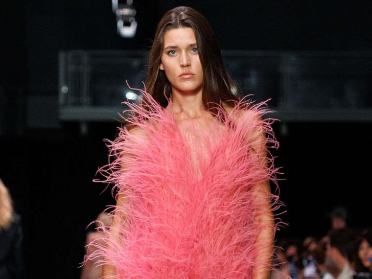 Stella McCartney apresenta alternativa vegetal às penas em desfile em Paris