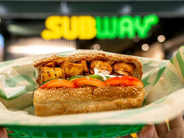 Subway lança sanduíche com “frango” plant-based da Planted na Suíça