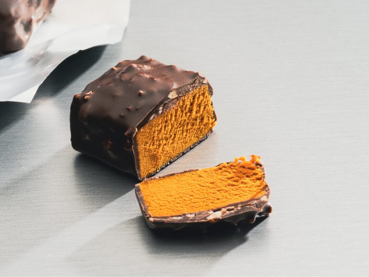 Startup dos EUA lança barras proteicas com ingrediente inovador produzido a partir de CO₂